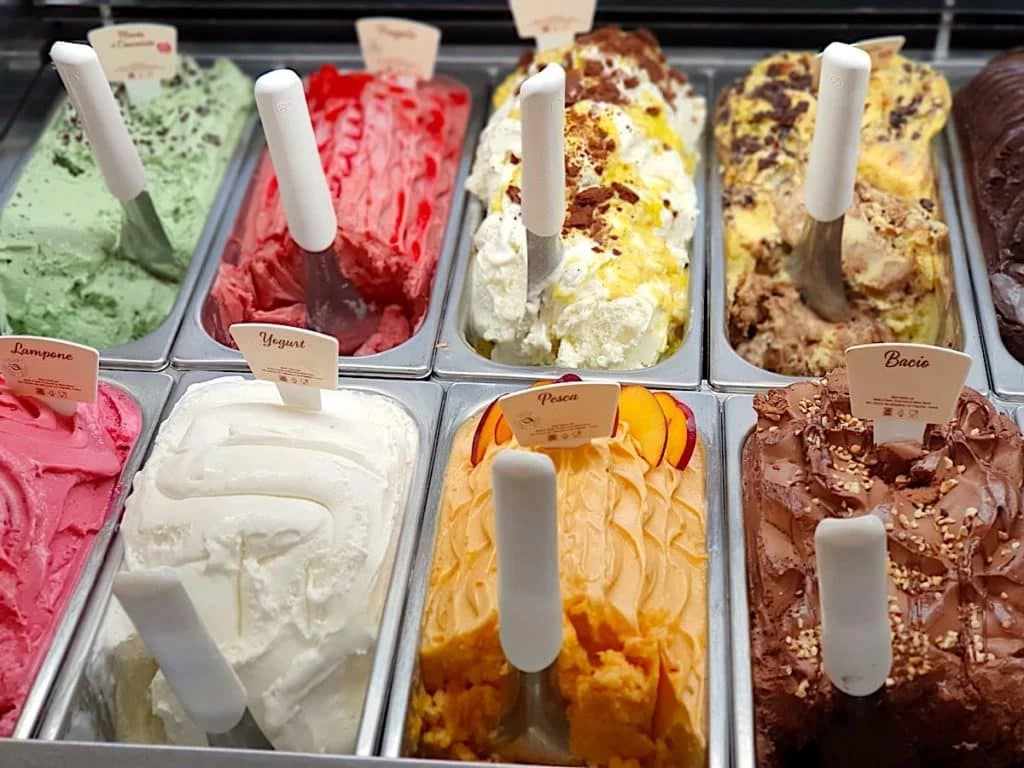 El contexto de la propuesta: ¿Por qué Milán quiere prohibir la venta de helados y pizzas después de medianoche?