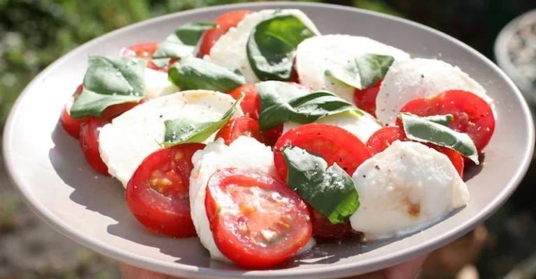 Ensalada de tomate mozzarella y albahaca