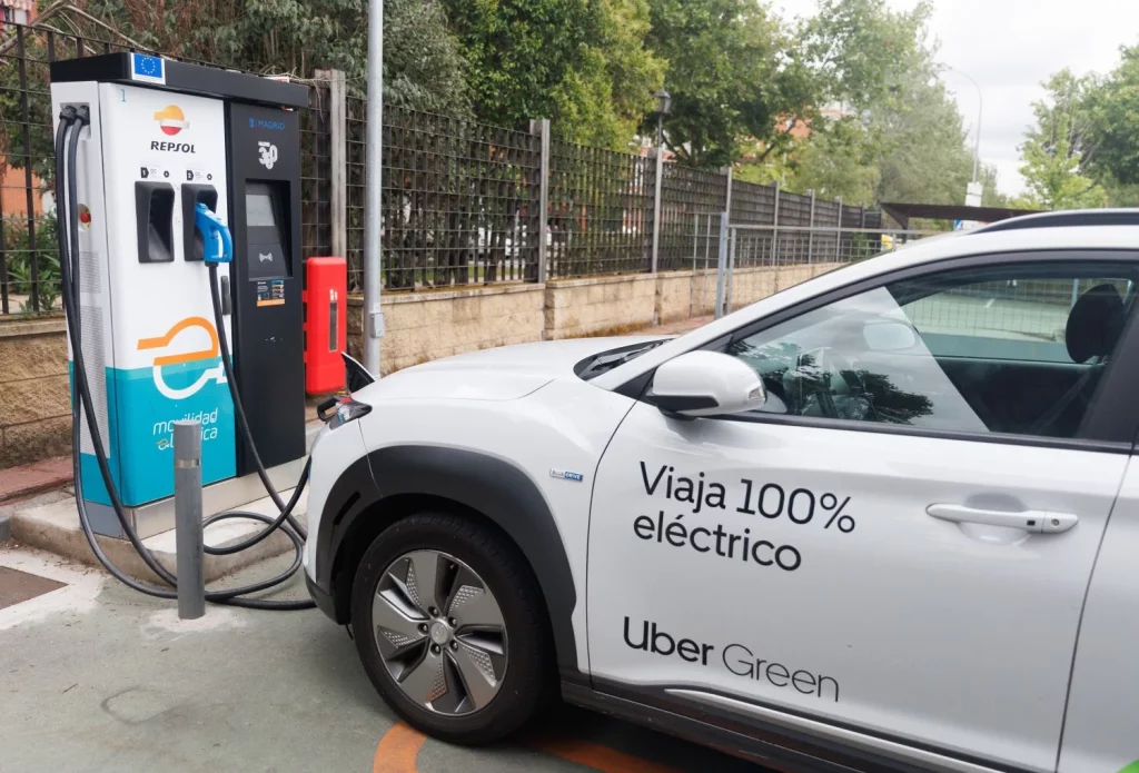 Europapress 5226774 Vehiculo Uber Punto Recarga Electrica Repsol 26 Mayo 2023 Madrid Espana