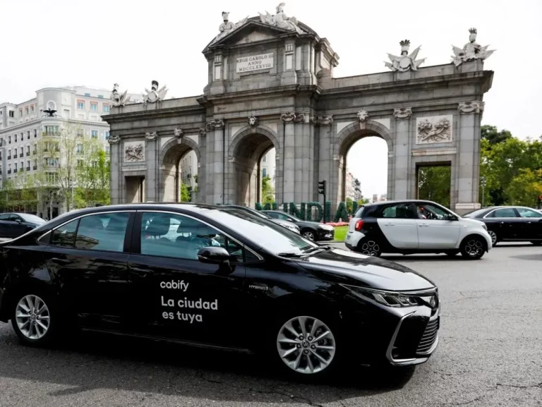 SLT amenaza con la huelga de conductores de Cabify y Uber si no avanza el convenio