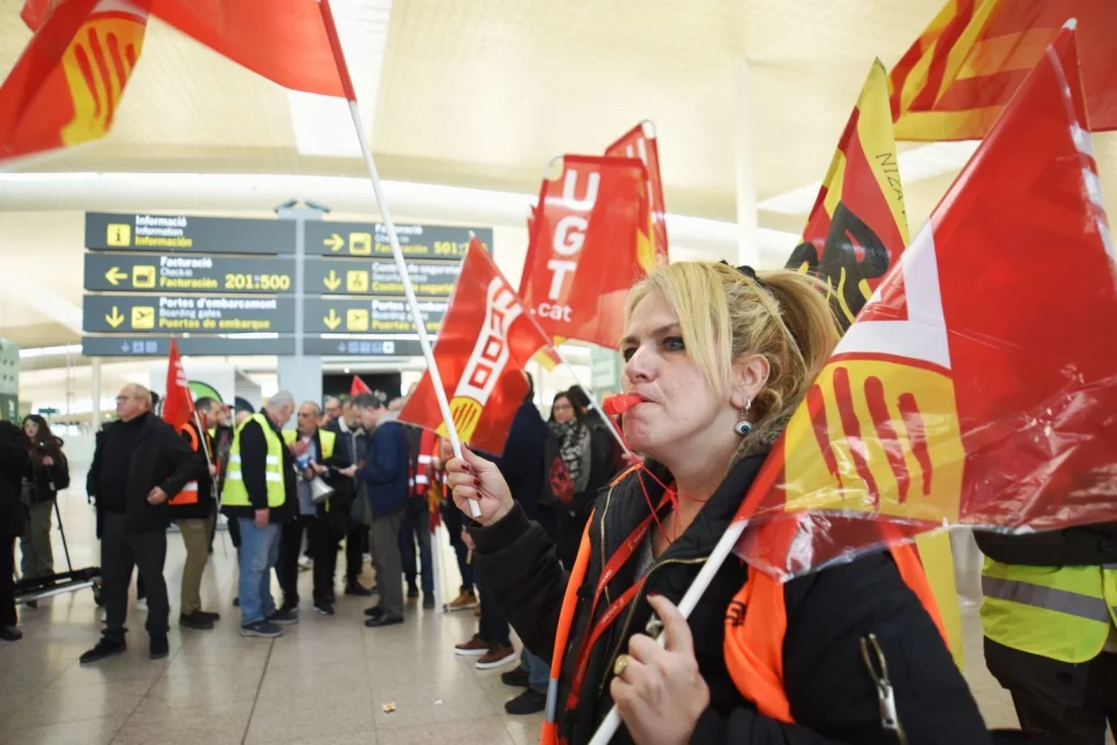 EuropaPress 5668958 trabajadora concentracion ugt ccoo catalunya aeropuerto barcelona el prat 1