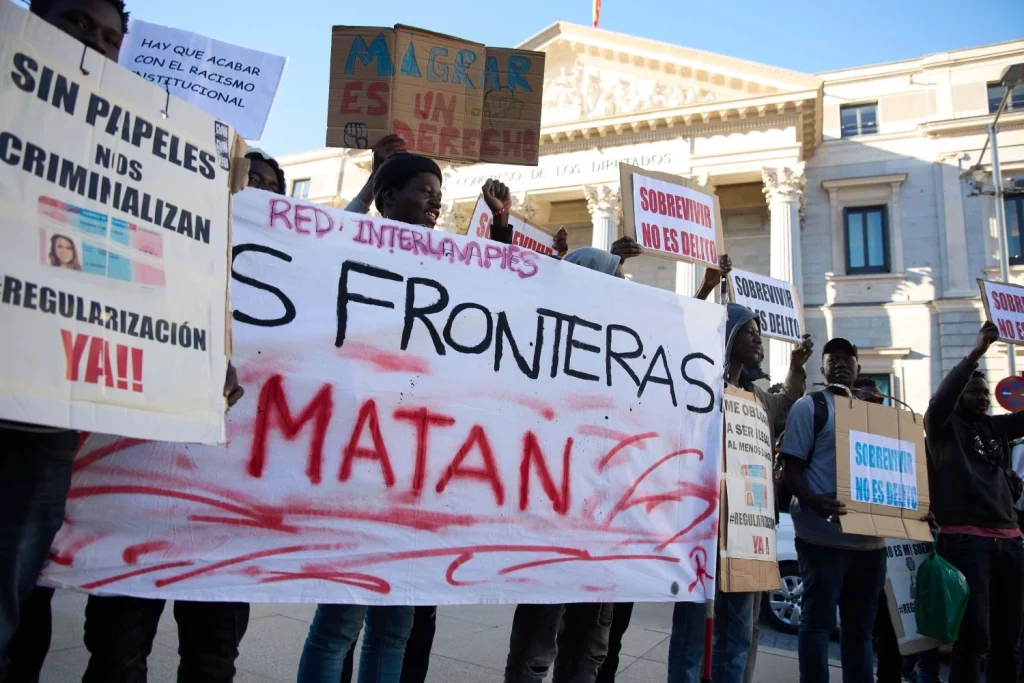 Europapress 5876984 Varias Personas Concentran Frente Congreso Defensa Ilp Regularizacionya