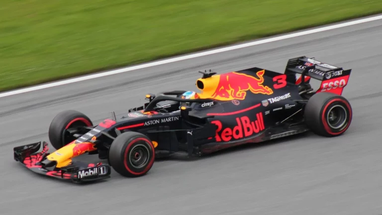 Nueva polémica entre Red Bull y Ferrari tras negociar con Carlos Sainz