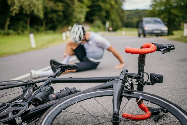 La DGT responde a la enorme duda de los conductores con los ciclistas