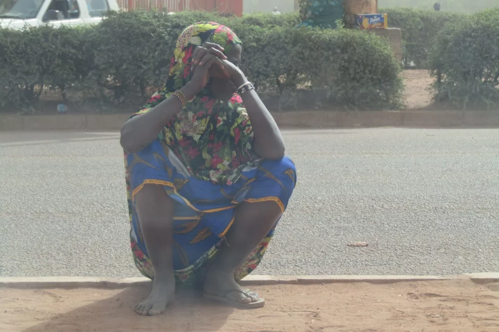 Refugiada del Norte de Burkina en un semáforo de Ouagadogou (Foto de Antonio Olalla)