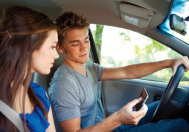 Dgt: El Peligro De Las Distracciones Al Volante