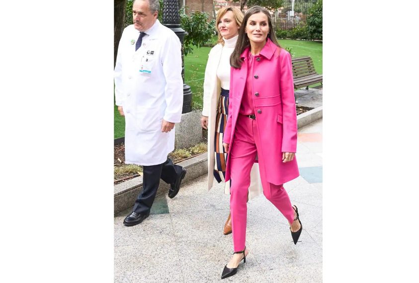 Mango tiene barata la imitación del abrigo de entretiempo de la reina Letizia