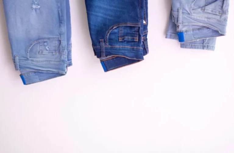 Mango y Stradivarius tienen los pantalones vaqueros para lucir piernas más largas