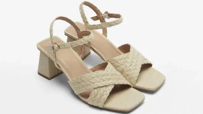 Lefties y H&M tienen las 3 sandalias de tacón bajo que se llevan en París con buen tiempo