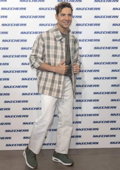 Las zapatillas Skechers de David Bisbal para llevar con vaqueros y pantalones de cualquier color