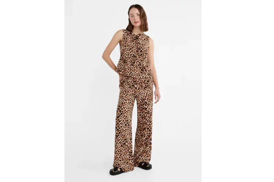 Stradivarius camisa a rayas pantalones leopardo y otros 8 imprescindibles de la nueva colección