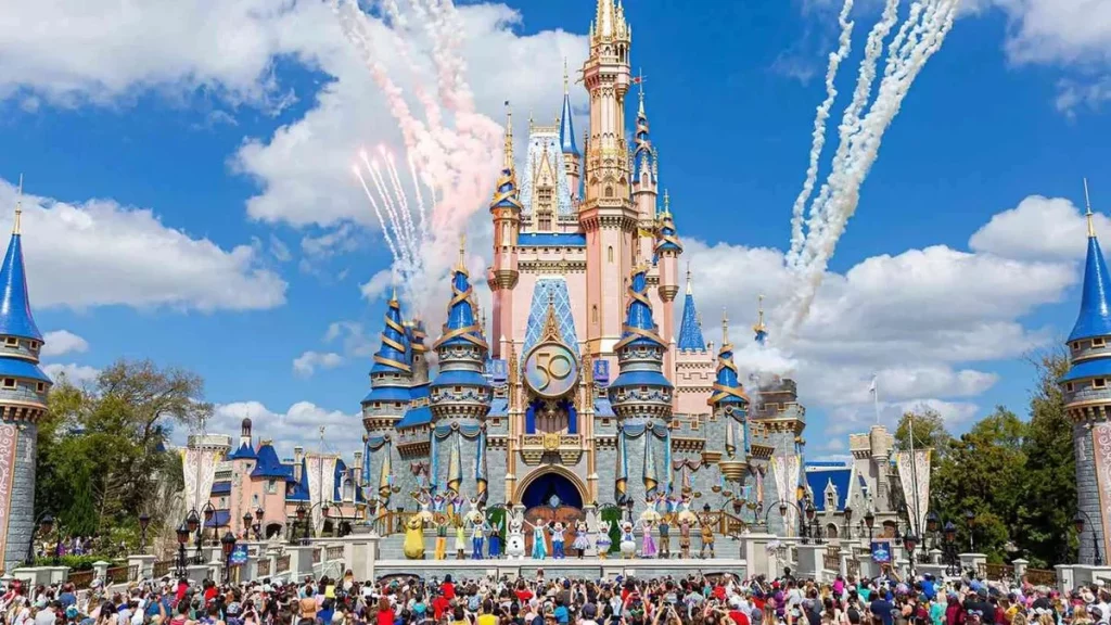 Dos Personas Vivieron 15 Años En Disneyland Escondidos, Y Esta Es La Historia 3 Tras Bambalinas