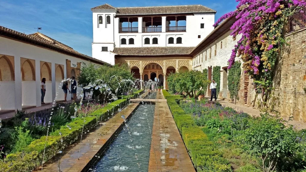 Las Atracciones Que Ofrece La Alhambra De Granada