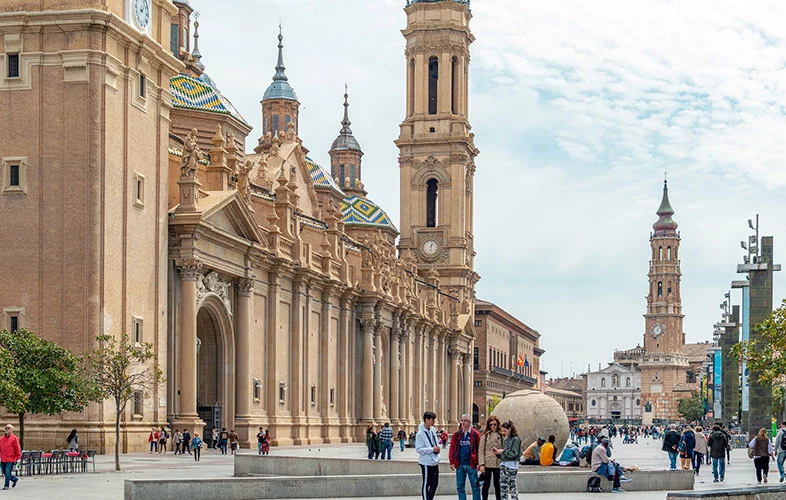 Plaza Del Pilar, Uno De Los Sitios Más Populares De Zaragoza