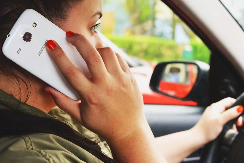 La Dgt Multa Duramente Esto Que Hacen 1 De Cada 3 Jóvenes Conductores 8 Tecnología Al Servicio De La Seguridad