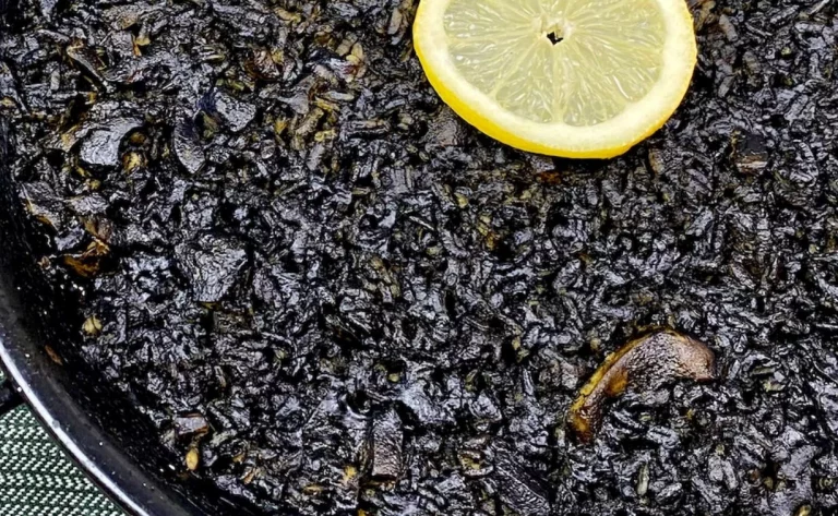 El truco para preparar un arroz negro como el del mejor restaurante de Alicante, ¡y mejor que la paella!
