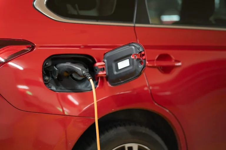 De la gasolina a la electricidad: el coche eléctrico como catalizador de la transición energética y ecológica