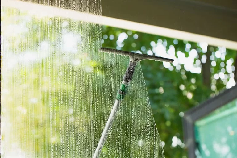 Cómo hacer brillar los cristales de tu casa para días soleados