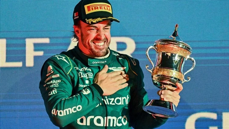 Fernando Alonso Opción Mercedes Aston Martin