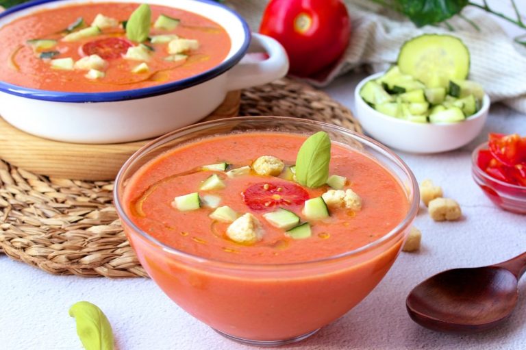 Cómo hacer gazpacho en casa: 3 opciones frescas y saludables para este verano