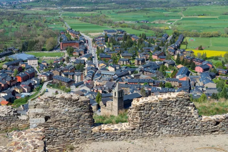 Descubre Llívia, la localidad española que quedó atrapada dentro de Francia