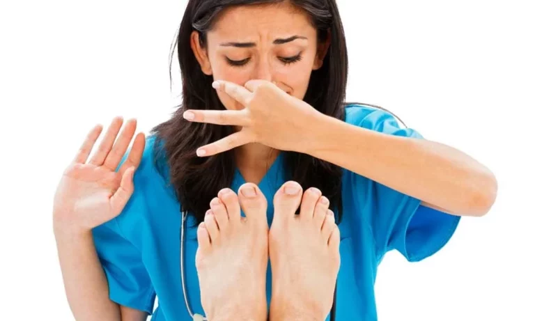 Cómo eliminar el mal olor de pies con productos naturales