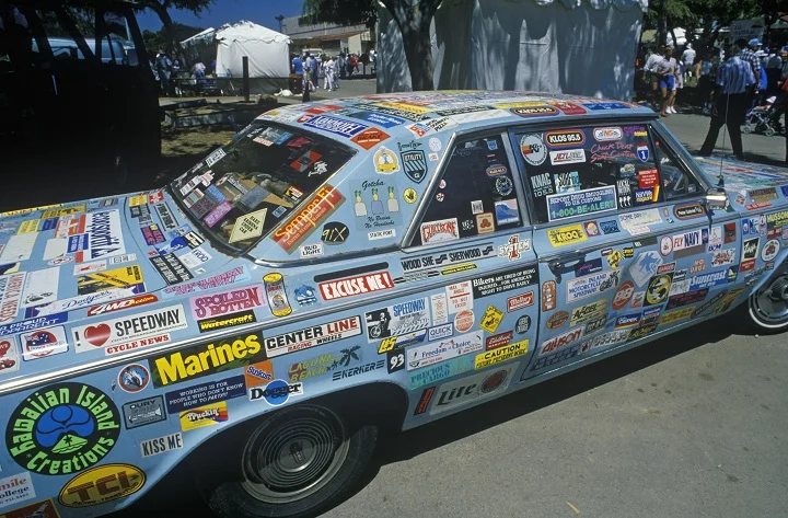La DGT te meterá un buen puro como lleves alguna de estas pegatinas en el coche