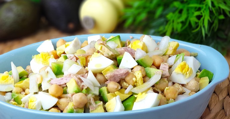 Ensalada De Garbanzos Con Aguacate: Un Alimento Fresco Y Veloz 