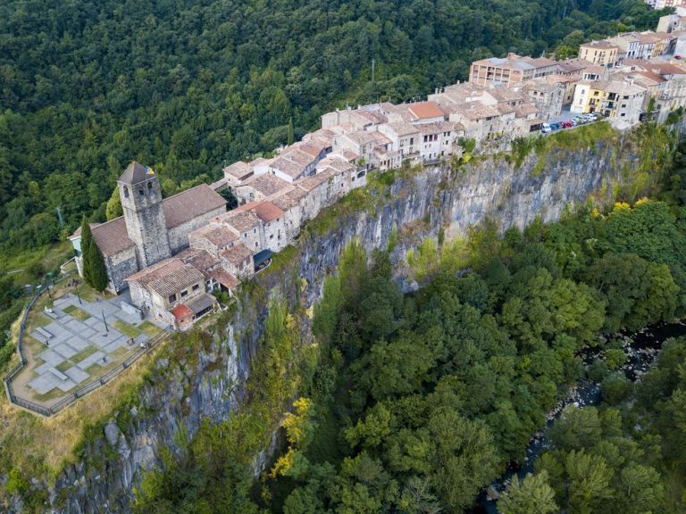 Conoce Castellfollit, el pequeño pueblo de España que desafía al vértigo por su altura