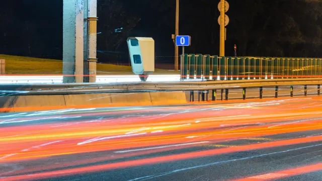«Los radares de la DGT no multan por la noche»: Lo has escuchado y te contamos la verdad