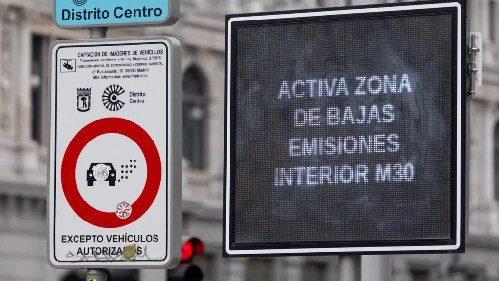 La Señal R-120: Un Círculo Rojo Con Un Icono Verde