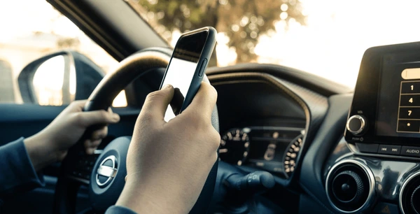 La Dgt Multa Duramente Esto Que Hacen 1 De Cada 3 Jóvenes Conductores 6 Multas Y Sanciones: Un Intento De Disuasión