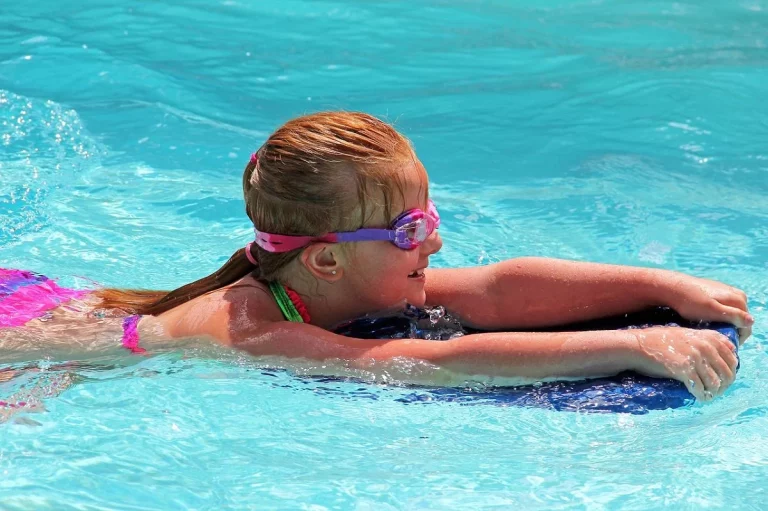 De la piscina al mar: cómo elegir el traje de baño para tu hija