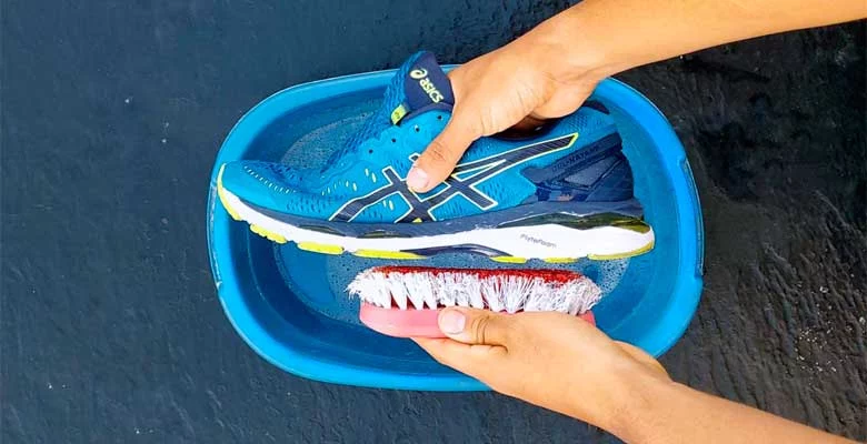 La Razón Por La Que Conviene Lavar Tus Zapatillas A Mano Y No En Una Lavadora