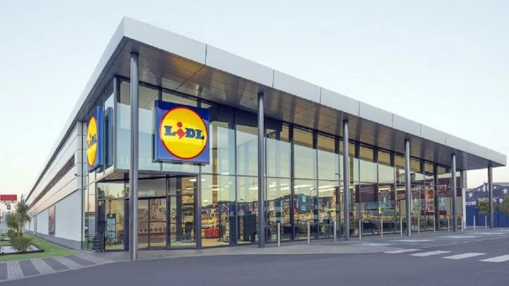 Pon bonito el jardín o terraza con el pack barato de Lidl con sillas, mesa y sombrilla