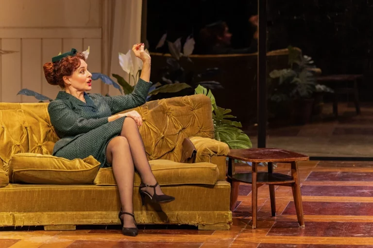 ‘La importancia de llamarse Ernesto’, una entretenida revisión del ataque de Óscar Wilde a la hipocresía en el Teatro Pavón
