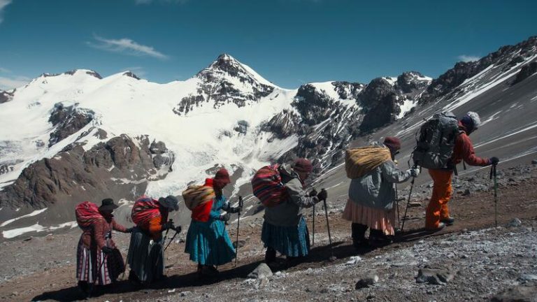 Las ‘Cholitas’ escaladoras de Bolivia visitan España: «Nacimos en respuesta a la discriminación hacia mujeres indígenas»