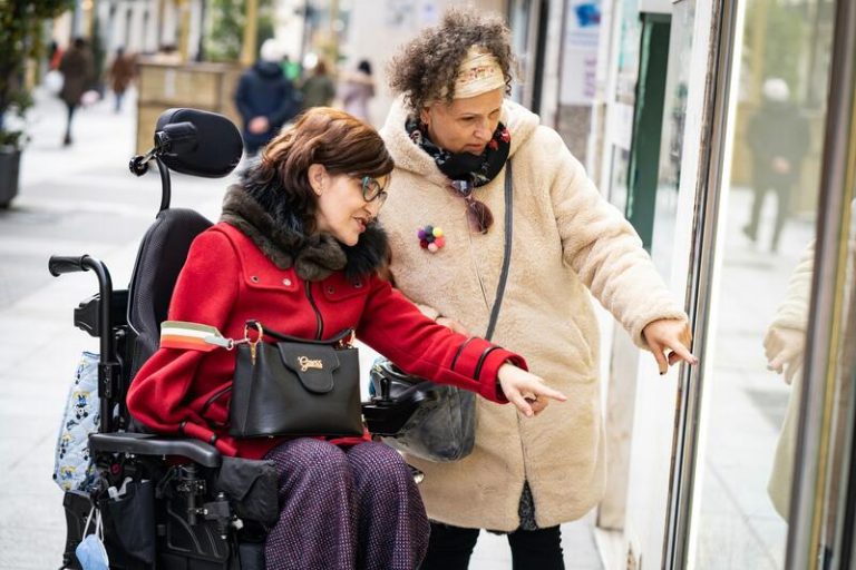 El proyecto ‘Rumbo’ capacita a 400 asistentes personales para lograr una vida independiente de personas con discapacidad