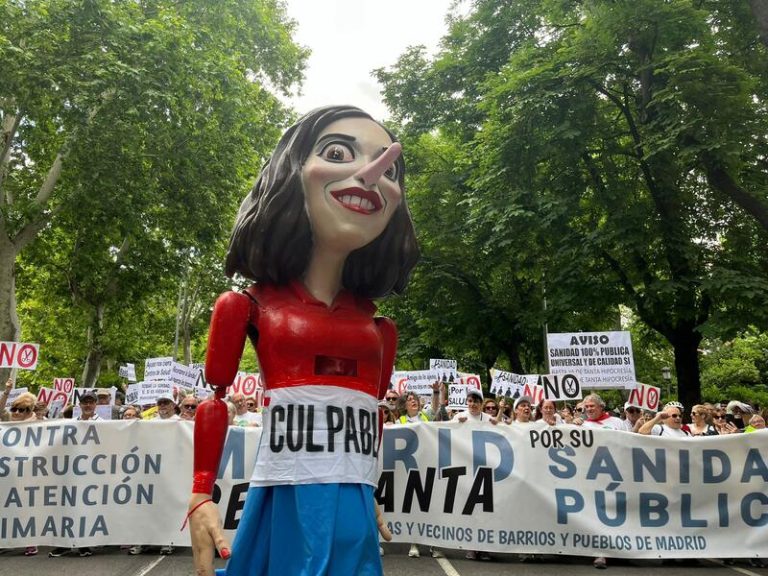 Una nueva protesta sanitaria recorre Madrid contra la gestión de Ayuso: «Sanidad de calidad, eso sí es libertad»