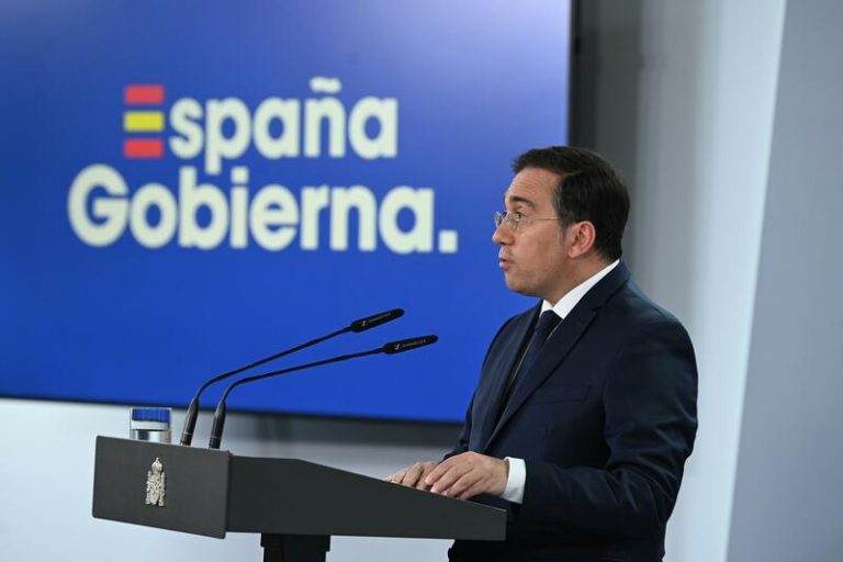 Albares convoca al embajador argentino en España y amenaza con romper relaciones tras las declaraciones de Milei