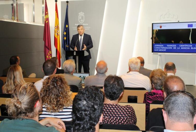 Murcia reúne a expertos para intercambiar información científica sobre la ‘mancha blanca’ del Mar Menor