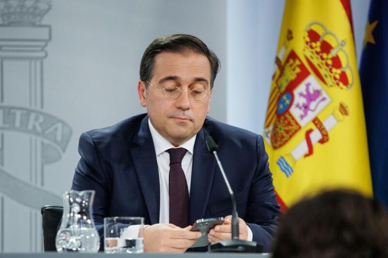 Albares admite que la oficialidad del catalán en la UE puede llevar «años» y pide la colaboración del PP