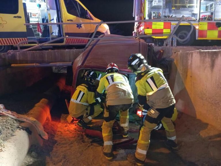 Dos muertos en Lorca (Murcia) tras salir su coche de la carretera y caer en un cauce