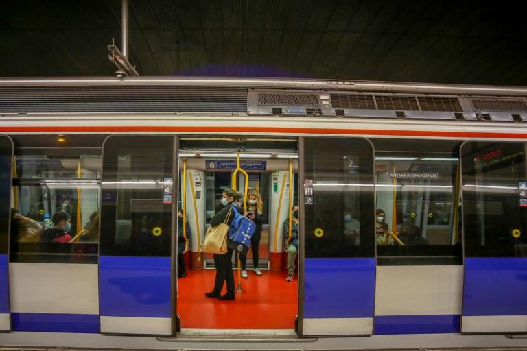 Buscan a un grupo que tiró a las vías del Metro a un joven tras robarle el móvil y el reloj