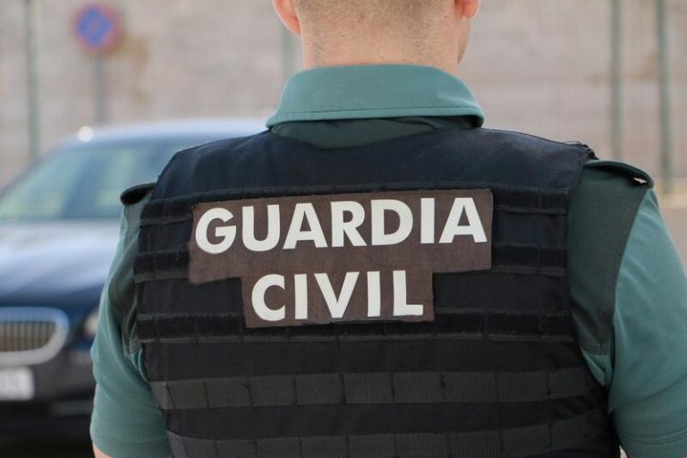 Buscan posibles desaparecidos tras arrollar una lancha a otra más pequeña en aguas de Rota (Cádiz)