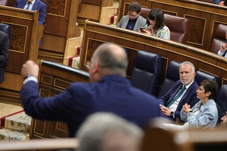 El PP acusa al ministro Torres de ser el «máximo cliente» de la trama Koldo y el ministro le afea no hablar de sus temas