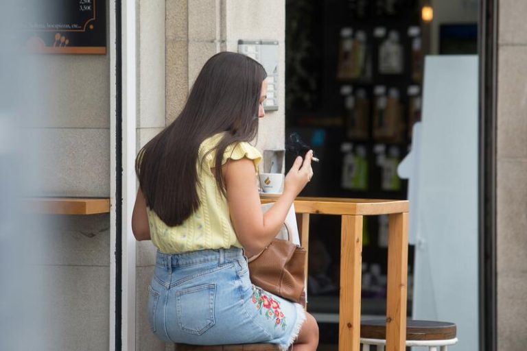 A más de la mitad de los españoles le incomodan los fumadores en las terrazas, según la OCU