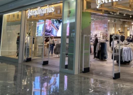 4 vestidos camiseros de Stradivarius suaves para todos los gustos y bolsillos