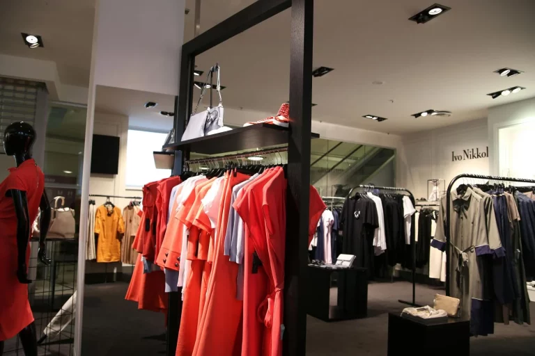 4 vestidos de Stradivarius, Mango, Zara o Springfield largos, con bordado suizo, bandeau y más