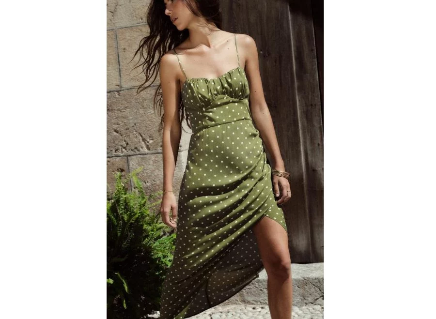 8 vestidos de Zara que amenazan con agotarse antes de verano y que lucen perfectos con sandalias